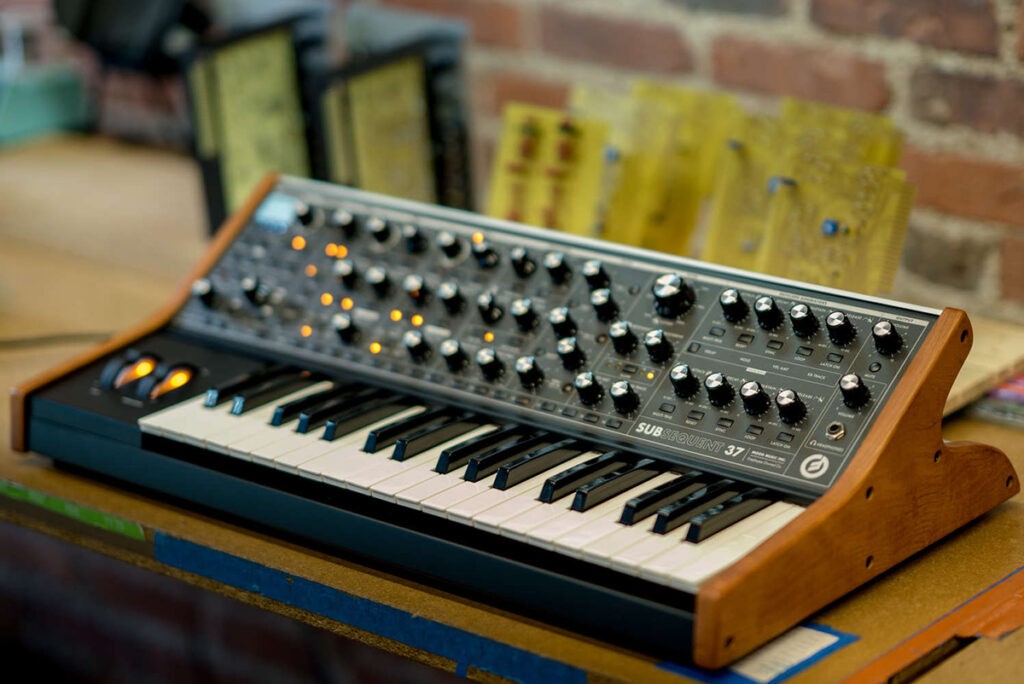 Le synthétiseur Moog Subsequent 37, qui fait de la synthèse soustractive
