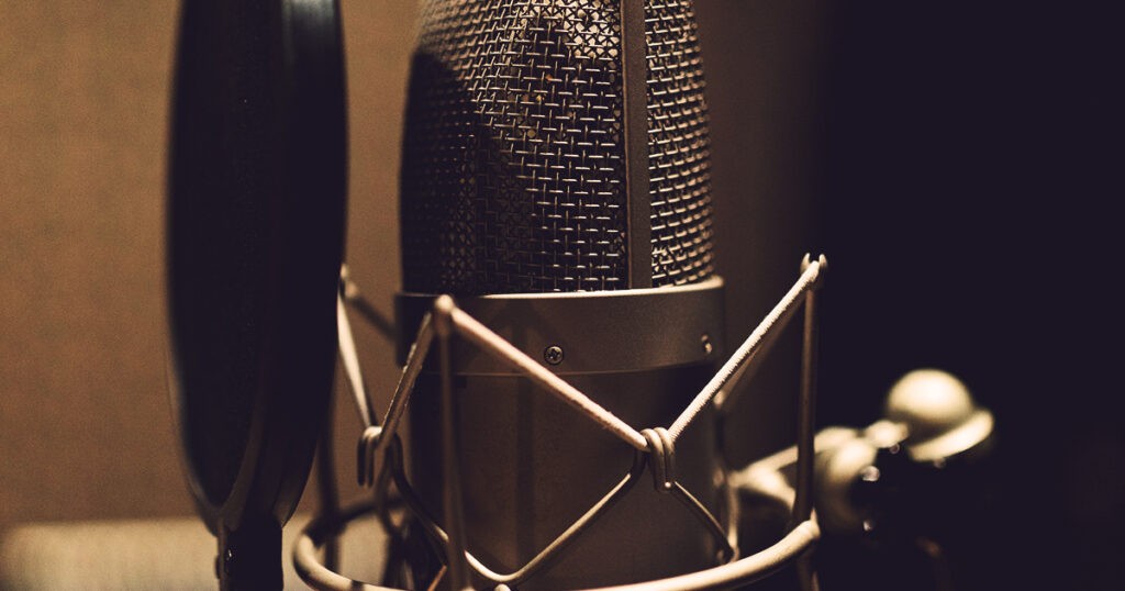 Un microphone à lampe dans un studio
